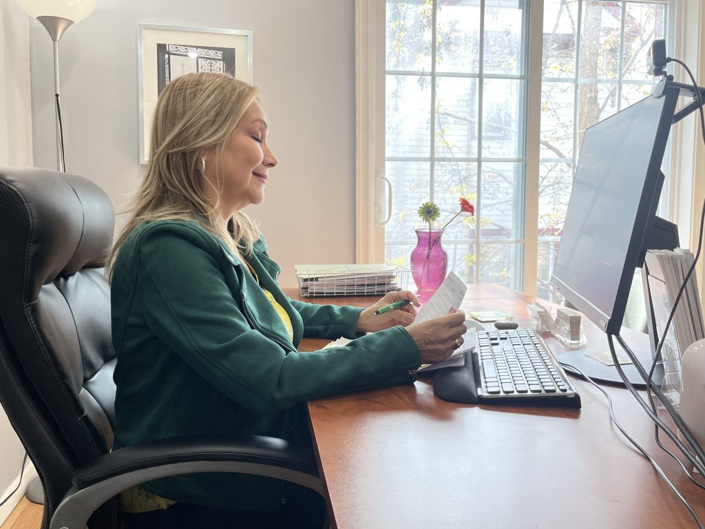 mujer trabajadora de garantice su futuro